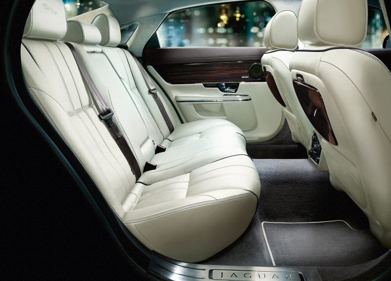 Illustration for article titled 2010 Jaguar XJ: The New Cat Revealed!